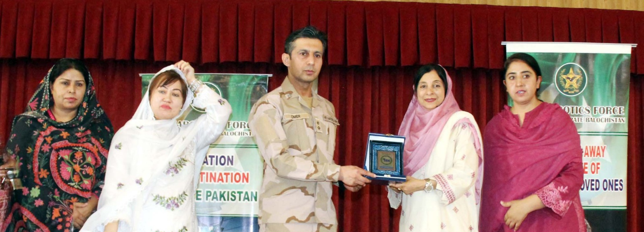 Prof. Dr. Rubina Mushtaq, Vice Chancellor SBKWU presenting honorary shield to Lt. Col. Umer after the interaction session of Anti Narcotics Campaign at SBKWU (18/4/2025)