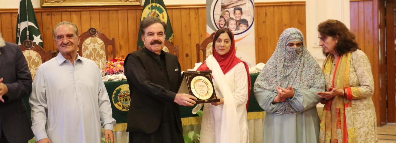 The honorable Governor Balochistan presented an honorary shield to Prof. Dr. Rubina Mushtaq, Vice Chancellor SBKWU during the BRSP event held at Governor House, Quetta