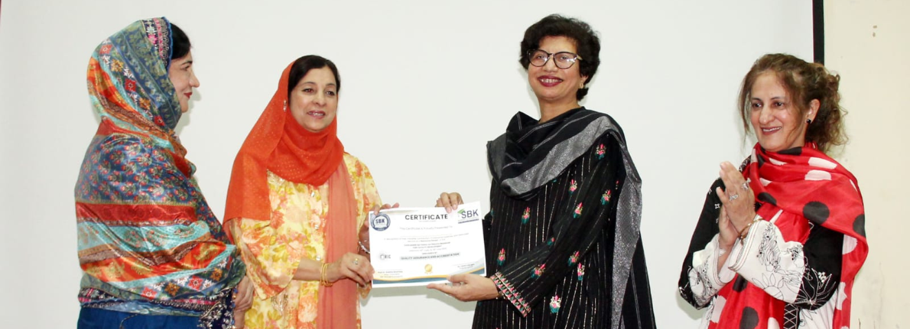 Prof. Dr Rubina Mushtaq Vice Chancellor SBKWU and Dr. Noor Amna Malik, MD NAHE,-HEC has graced the closing ceremony cascading Training arranged by QAA-SBKWU. During the ceremony, honourable guests handed over training completion certificates to the faculty . During the ceremony, Prof. Dr Rubina Mushtaq and Dr. Noor Amna Malik appreciated the such trainings being held at SBKWU. At the end, a group picture also snapped for memories. Ceremony held at SBKWU (22/8/2025)